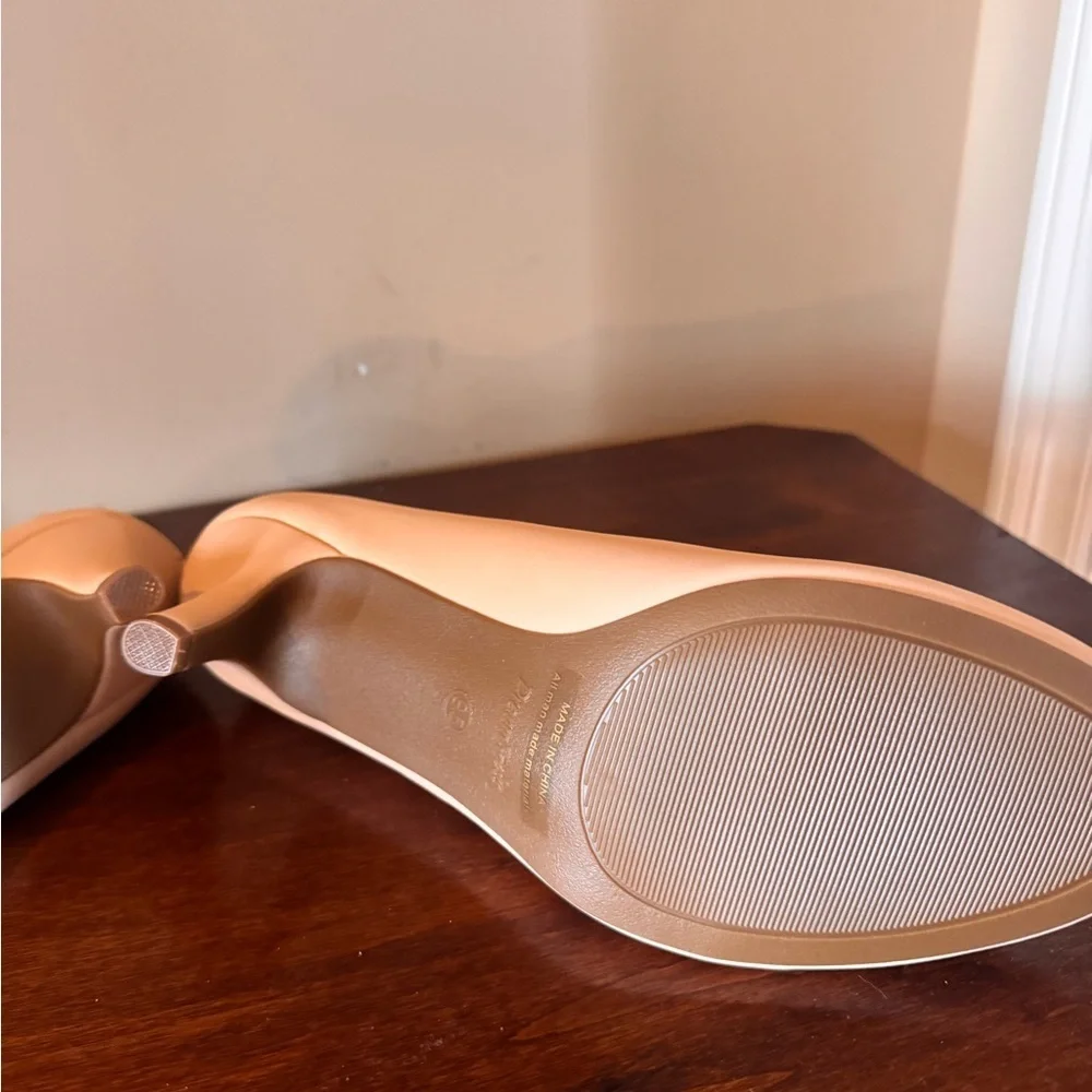 Dream Pairs Comfy Round Tor Low Heel Pumps - Nude/Nubuck - sz 9.5 - New in Box